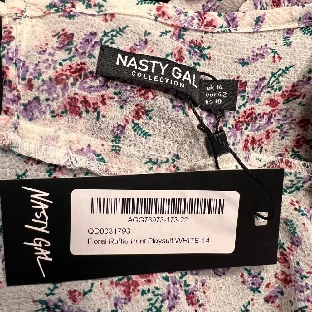 NASTY GAL FLORAL RUFFLE PLAYSUIT. NWT. Ruffle straps end in deep V-neck. Size 10 - Picture 9 of 13